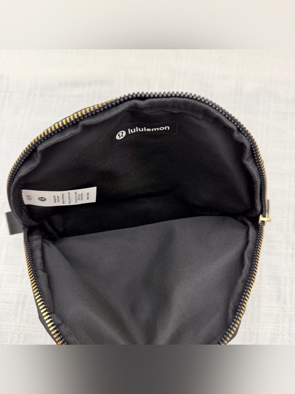 Lululemon - All Night Festival Bag - Micro 2L - Black/Gold - Picture 6 of 6